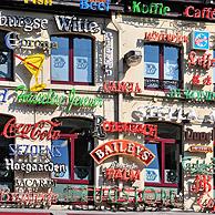 Neonreclame op gevel van brasserie op de Grote Markt te Hasselt, België
